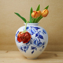  delft blue vase